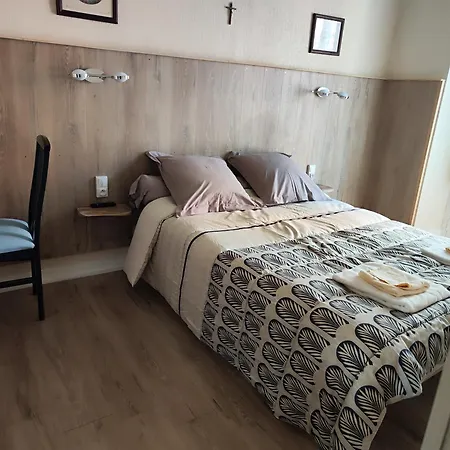 Отель Du Rocher 2*